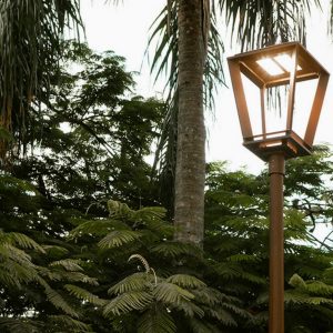 Poste Decorativo Valentina Isla em Led na cor marrom cortein